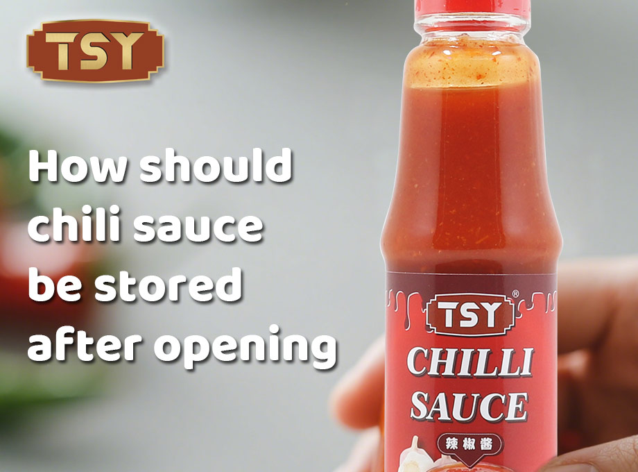 Come dovrebbe essere conservata la salsa di peperoncino dopo l'apertura?