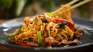 Deliziosa ricetta del Chow Mein di pollo per un pasto saporito